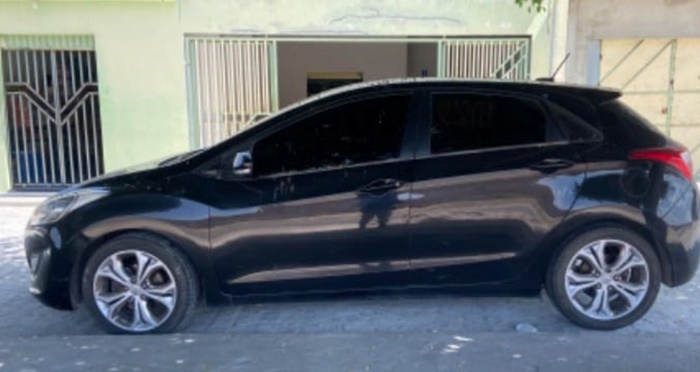 Morador do Ponto da Pinha aciona a PM após carro ser supostamente abandonado há 4 dias