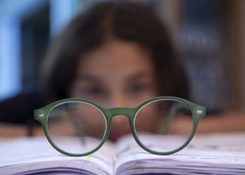 Tempo excessivo e pouca distância de telas contribuem para miopia