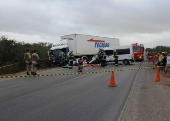 Motorista de van morre em colisão com carreta na BR 116/Norte (atualizada)