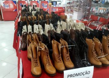 Real Calçados de Coité coloca centenas de pares de botas em promoção visando à Vaquejada de Serrinha