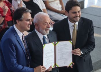 Estudantes do ensino médio terão bolsa para permanecer na escola