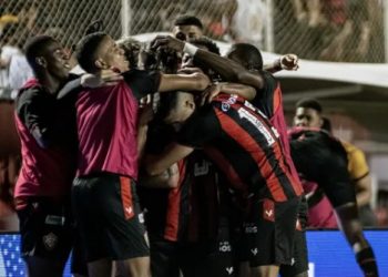 Série B – Vitória domina Avaí, vence por 3 a 0 e fecha mais uma rodada na liderança