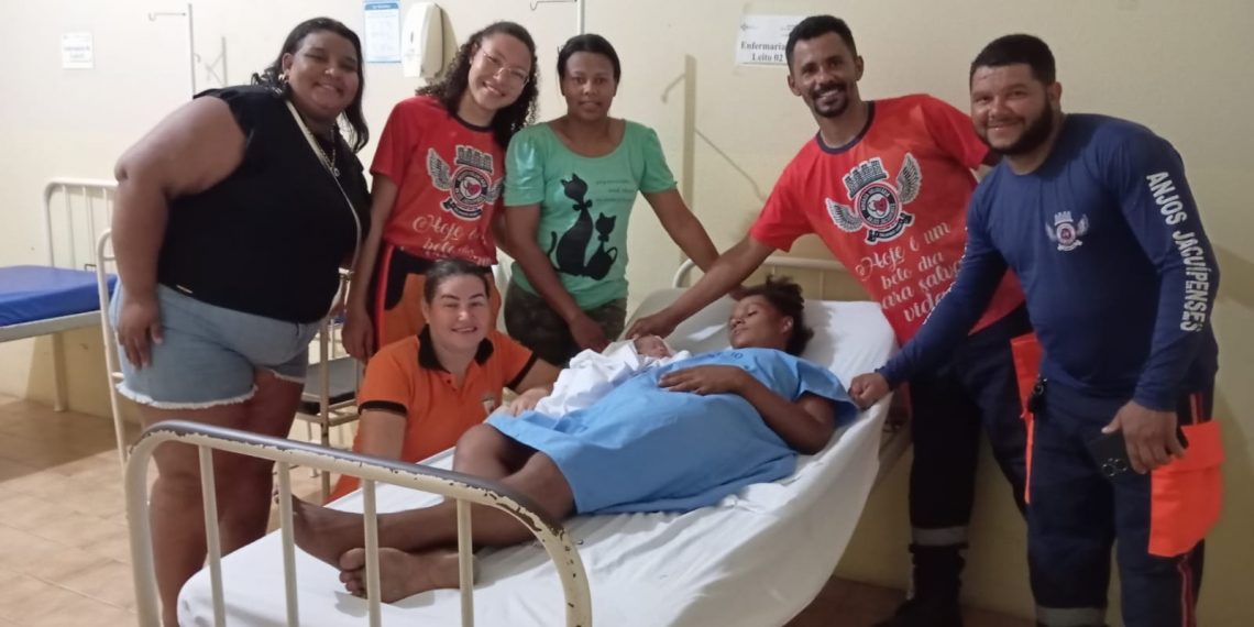 Brigada Anjos Jacuipenses faz parto de mulher após entrar em trabalho em via pública