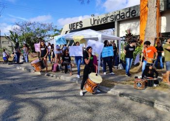 Estudantes de Medicina da Uefs fazem manifestação pela falta de professores
