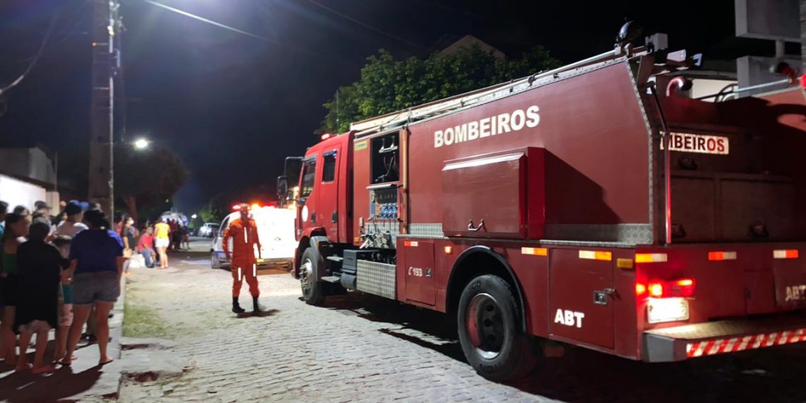 Corpo de Bombeiro esteve em Retirolândia e realizou o rescaldo após incêndio em supermercado debelado por brigadistas voluntários e populares