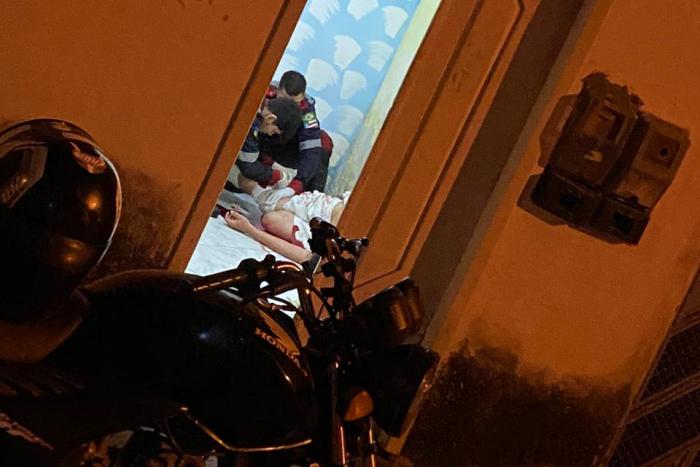 Águia Resgate presta socorro a homem ferido a golpes de faca dentro de casa. Companheira confessou o crime