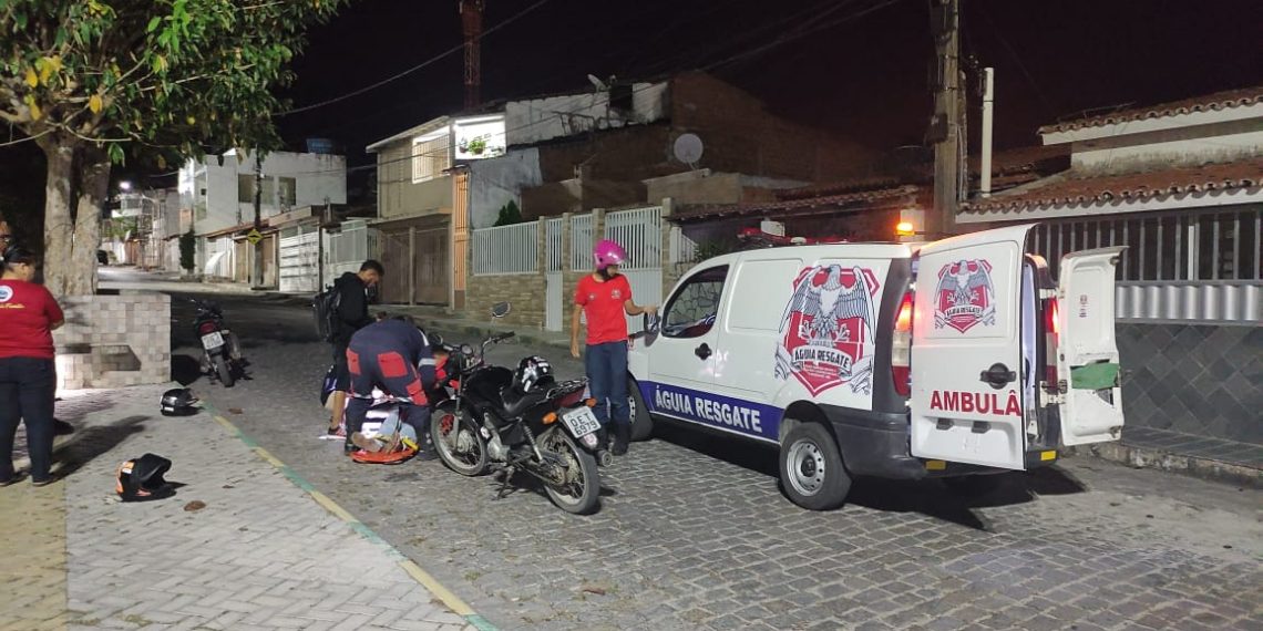 Mulher se assusta com barata saindo do capacete do namorado e ambos caem de moto