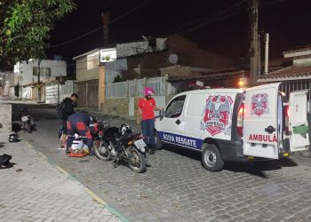 Mulher se assusta com barata saindo do capacete do namorado e ambos caem de moto