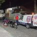 Mulher se assusta com barata saindo do capacete do namorado e ambos caem de moto