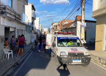 Motorista dirigindo pela contramão atinge moto e fere duas pessoas