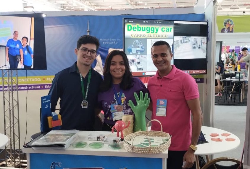 Estudante araciense recebe prêmio em Brasília por descoberta de asteroides