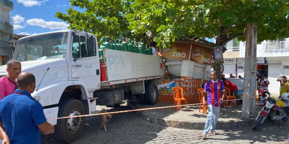 Caminhão carregado com cilindros de oxigênio desce desgovernado e destrói quiosque. Duas pessoas ficam feridas