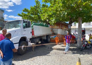 Caminhão carregado com cilindros de oxigênio desce desgovernado e destrói quiosque. Duas pessoas ficam feridas