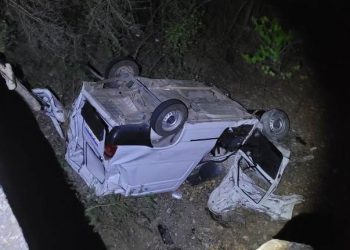 Fiorino cai de ponte após colidir com caminhão na BR 116. Motorista sobreviveu