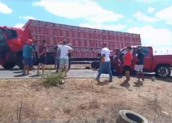 Vídeo – Motorista de Hilux fica ferido em colisão com caminhão boiadeiro na BA 120