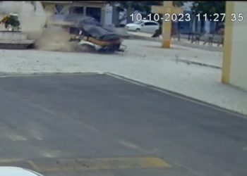 Aroeira: câmera de segurança gravou o momento que veraneio colide com canteiro e igreja