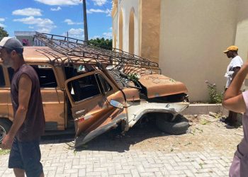 Veraneio perde freio e colide com igreja no Distrito Aroeira. Cinco pessoas ficam feridas (vídeos)