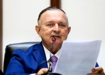 Em sessão na ALBA, Adolfo Menezes celebra 70 anos da Petrobras