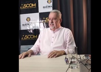 Prefeito mostra tornozelo livre durante Live para explicar presença da Polícia Federal em Queimadas