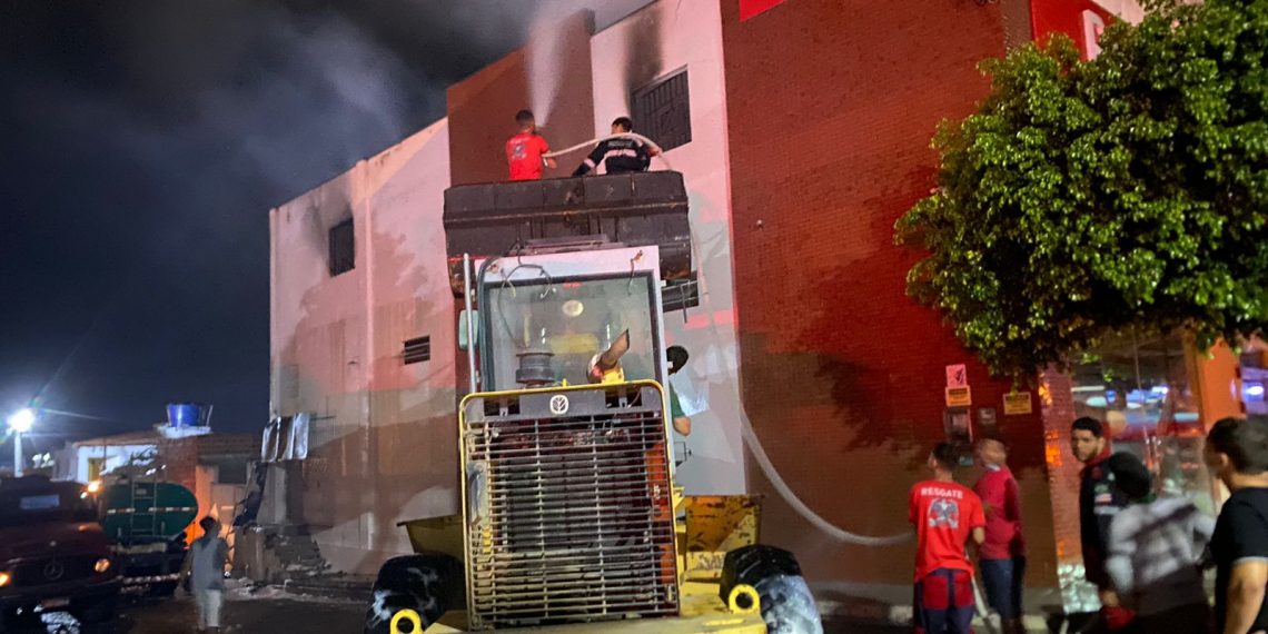 Incêndio destroí supermercado no centro de Retirolândia