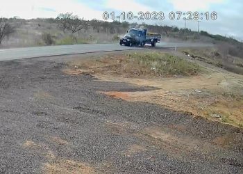 Vídeo – Carro é atingido violentamente por caminhão quando tentava fazer atravessar a pista. Uma mulher morreu