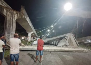 Caçamba derruba parte de passarela na BR-324 em Conceição do Jacuípe