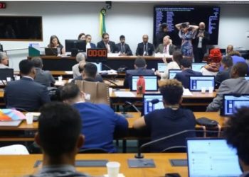 Com voto de deputados baianos, comissão da Câmara aprova projeto que proíbe casamento homoafetivo