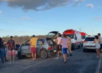 Colisão envolvendo S-10 e Uno deixa uma pessoa morta e outra ferida na BA 120