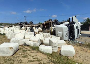 Carreta carregada com algodão tomba na BA 233 saída Serrinha/Biritinga