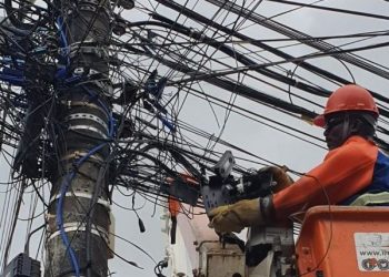 Coelba remove cerca de 11 toneladas de cabos de postes na Bahia