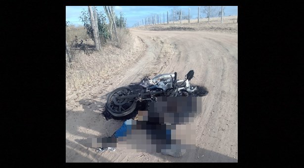 Corpo de homem é encontrado carbonizado debaixo de motocicleta em estrada vicinal