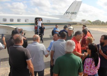 Atendendo ao pedido de Luciano Araújo, seis colegas deputados visitam Valente para conhecer APAEB