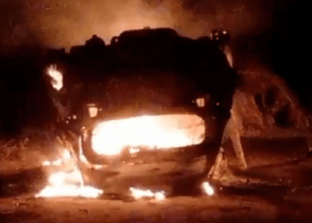 Carro de ex-vereador é destruído após capotar e pegar fogo