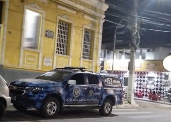 Homem de 80 anos é preso suspeito de atrair menino de 10 anos para fazer sexo oral nele; mãe da criança diz ter flagrado abuso