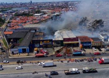 Incêndio destrói lojas no Anel de Contorno em Feira de Santana