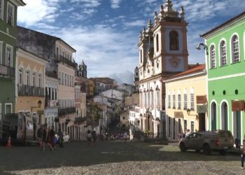 Homem tenta roubar arma de policial, é baleado e morre em região turística de Salvador