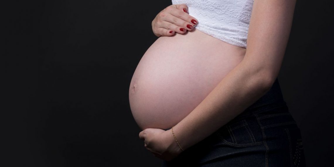 STF: gestante com contrato temporário tem estabilidade e licença