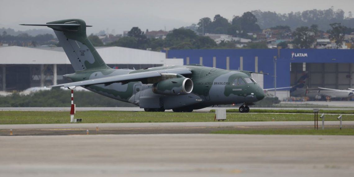 Quinta aeronave da FAB parte de Israel com 215 brasileiros