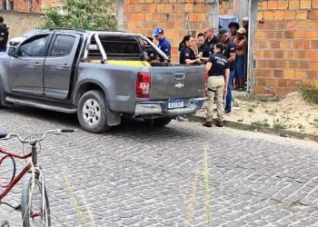 Mestre de obras é assassinado dentro de carro na frente do filho