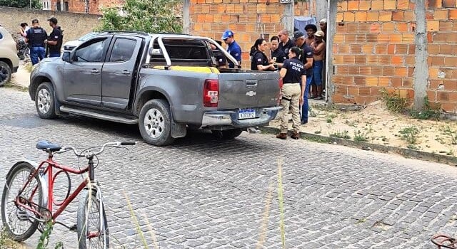 Mestre de obras é assassinado dentro de carro na frente do filho