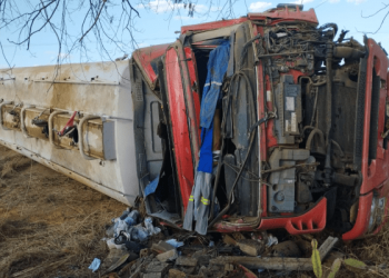 Motorista de caminhão-tanque morre após veículo tombar na BR 324