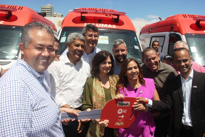 Deputado Alex da Piatã comemora a entrega de ambulâncias do SAMU a municípios que tem base eleitoral. Doze no total