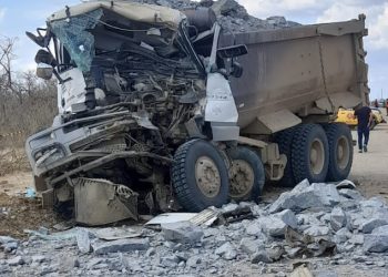 Caçambeiro morre após colidir em fundo de bitrem