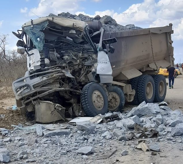 Caçambeiro morre após colidir em fundo de bitrem