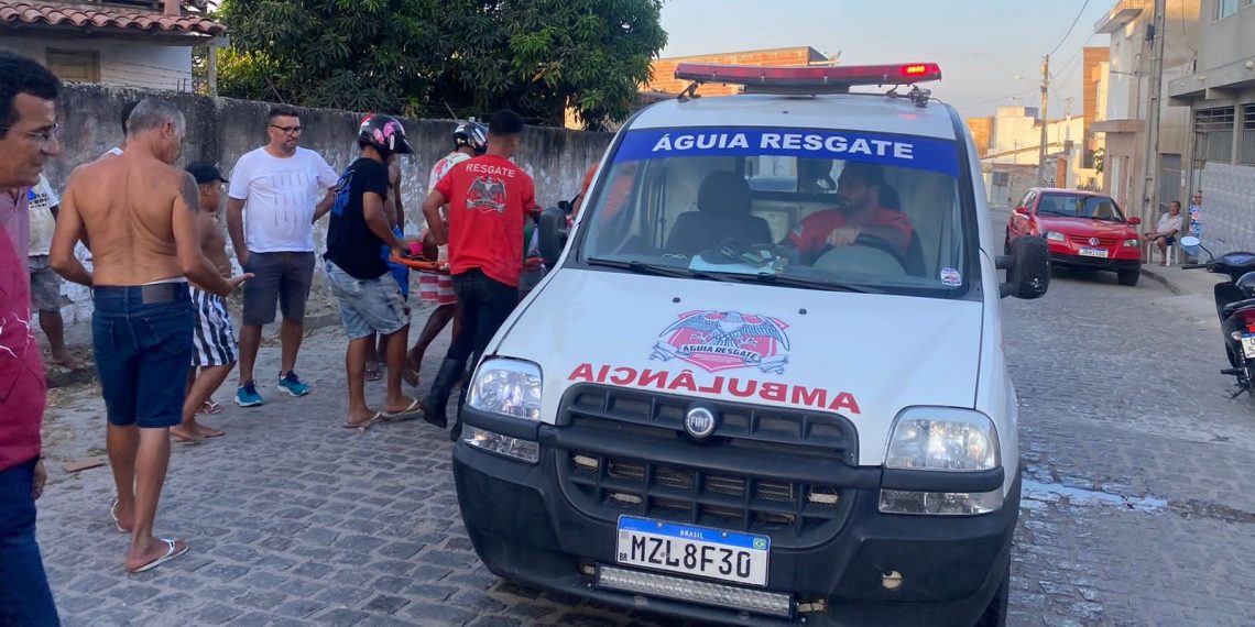 homem fica ferido em colisão envolvendo moto e Corolla