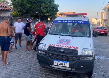 homem fica ferido em colisão envolvendo moto e Corolla
