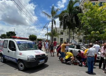 Homem sofre graves ferimentos na perna após se envolver em acidente no centro da cidade