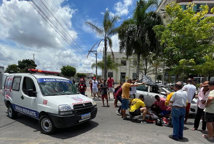 Homem sofre graves ferimentos na perna após se envolver em acidente no centro da cidade