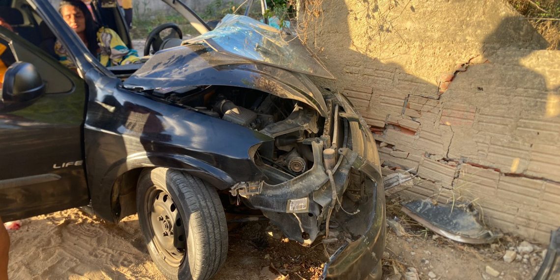 Casal fica ferido em colisão de carro em muro na zona rural do município