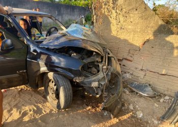 Casal fica ferido em colisão de carro em muro na zona rural do município